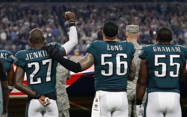 Jogadores do Philadelphia Eagles%2C atual campeão da NFL%2C protestando durante o hino nacional norte-americano