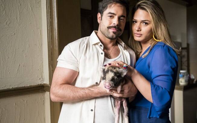 Britney (Glamour Garcia) e Abel (Pedro Carvalho)