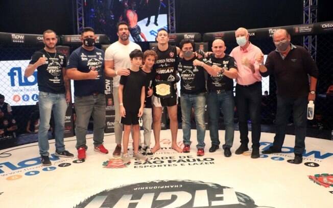 Novo campeão do Jungle Fight, Henerson Neném pediu exoneração do Banco do Brasil para se dedicar ao MMA