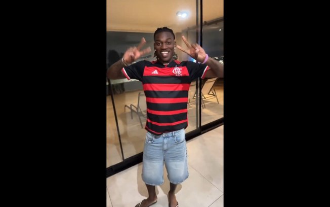 Rafael Leão aparece de Flamengo durante férias no Rio