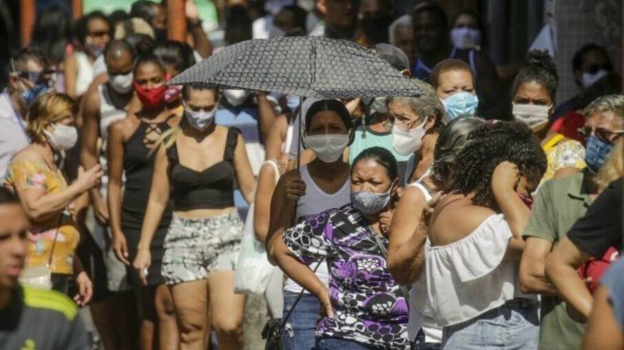 Fila de beneficiários do auxílio emergencial do lado de fora de agência da Caixa Econômica Federal