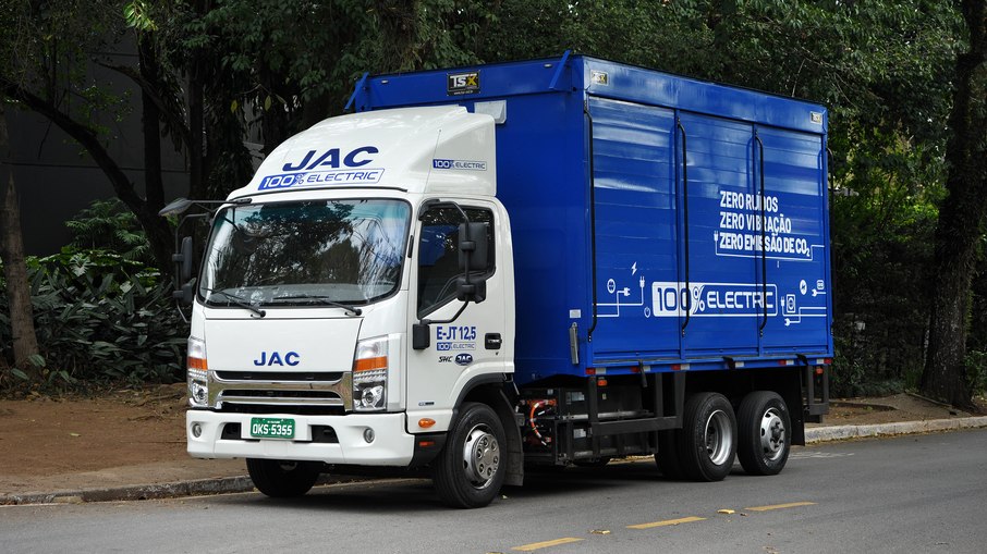 JAC E-JT 12,5 aposta em baixo custo por km rodado e recarga rápida como principais apelos no Brasil