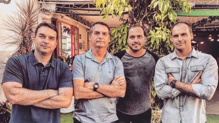 Filho de Bolsonaro cita calafrios e vômito do pai antes de prisão