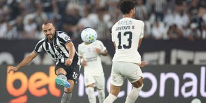 Com hat-trick, Botafogo bate Corinthians e coloca rival no Z4