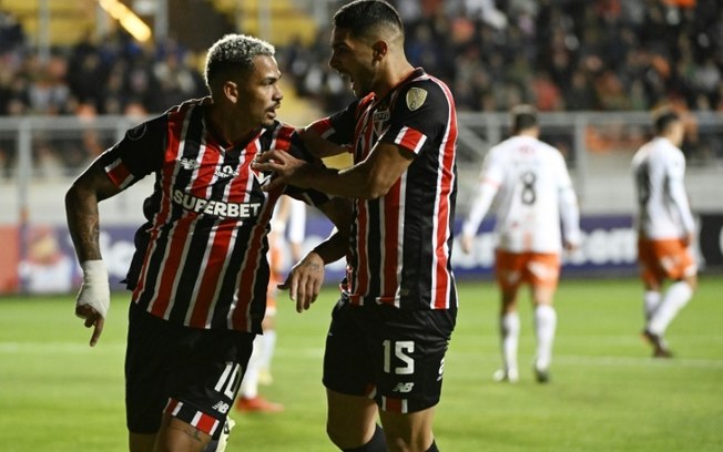 Foto divulgada pela Photosport mostrando o atacante do São Paulo Luciano (E) comemorando com o companheiro, o meio-campista uruguaio Michel Araujo, após marcar na vitória sobre o chileno Cobresal, no Estádio Zorros del Desierto, em Calama, Chile, em 8 de maio de 2024.