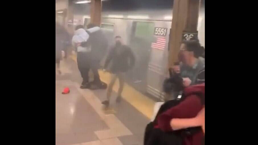 Vídeo mostra passageiros saindo feridos de vagão de metrô em Nova York, Estados Unidos 