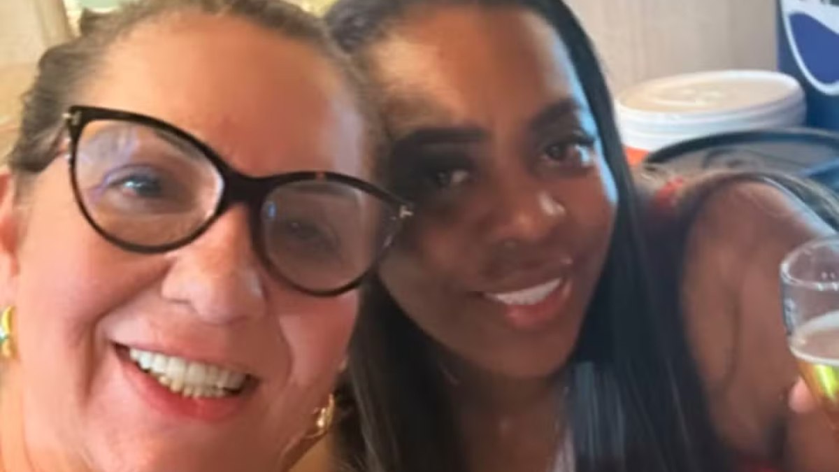 Mãe da Virgínia posa com a mãe de Vini Jr. Mãe da Virgínia posa com a mãe de Vini Jr.