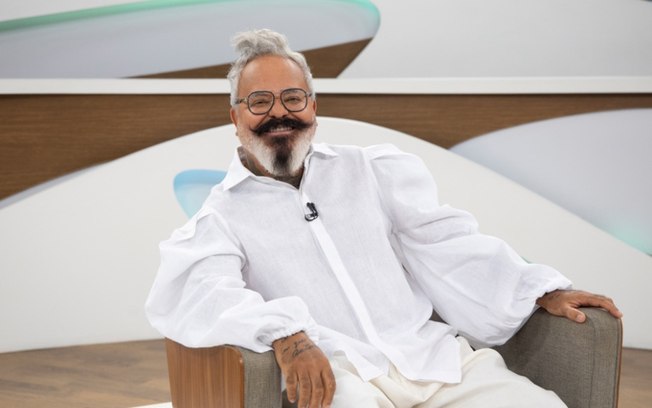 Ronaldo Fraga defende uso de moda para discutir transfobia e desastres ambientais