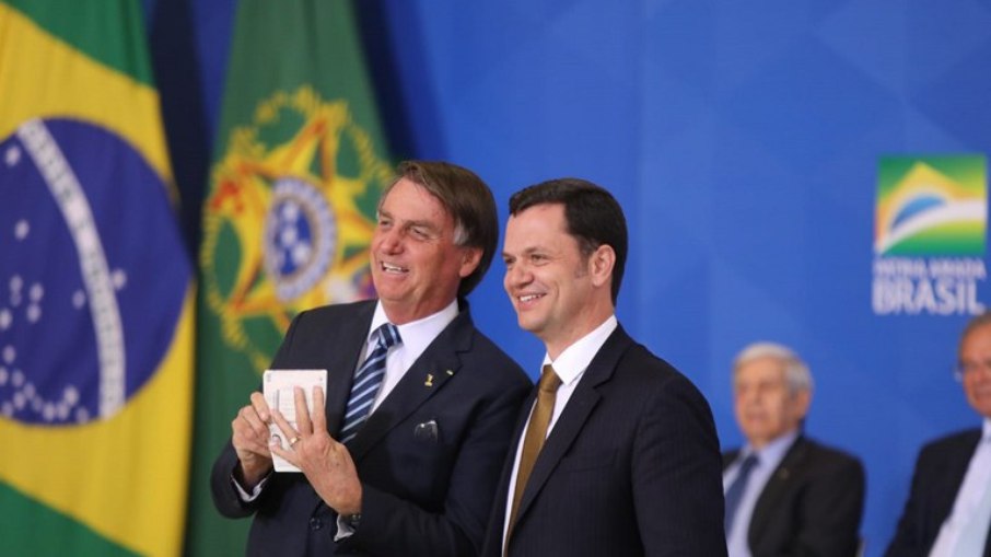 Bolsonaro e Anderson Torres, ministro da Justiça, exibem novo passaporte