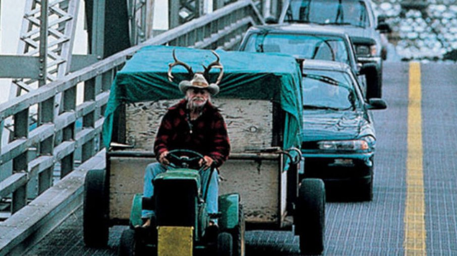 Alvin equipou seu John Deere 110 de 1966 com um trailer para camping, combustível, alimentos e água e partiu na estrada Alvin equipou seu John Deere 110 de 1966 com um trailer para camping, combustível, alimentos e água e partiu na estrada