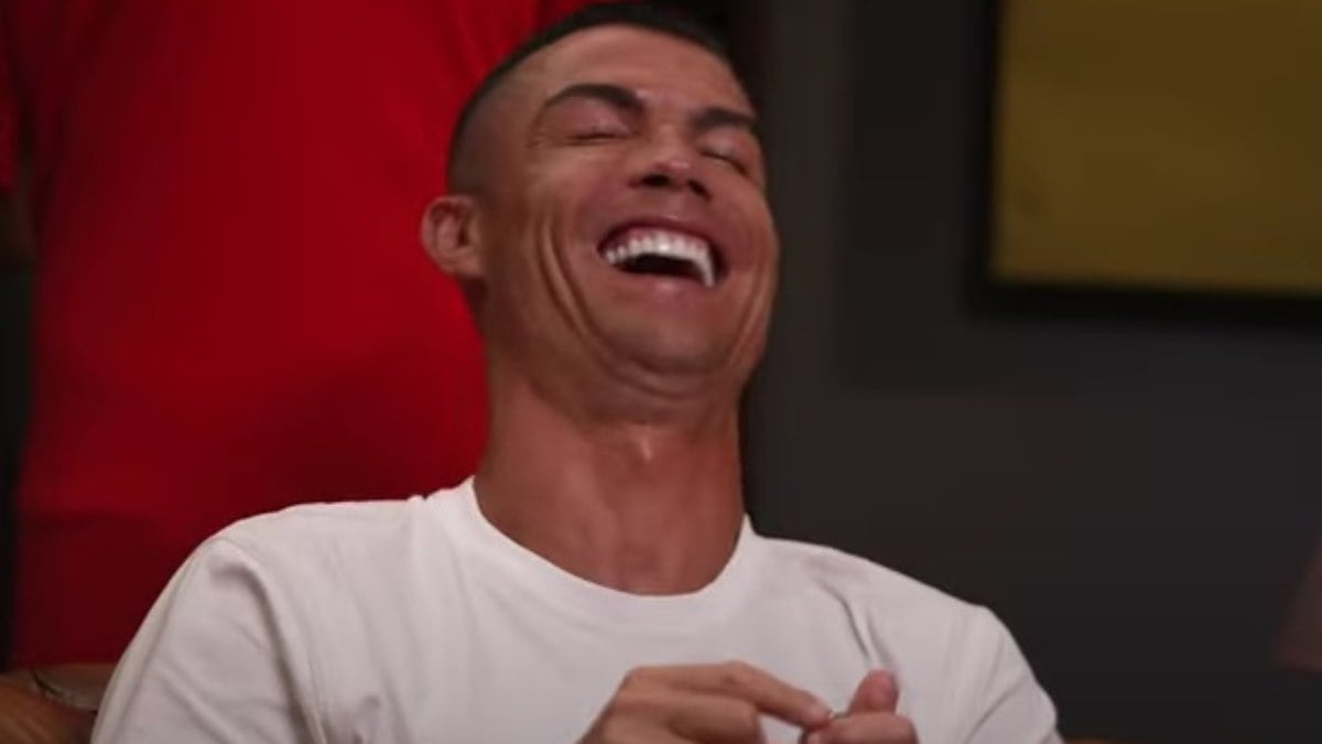 Cristiano Ronaldo dá risada em vídeo publicado em seu canal no YouTube