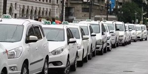 Taxista cobra R$ 30 mil de turista por corrida e perde licença