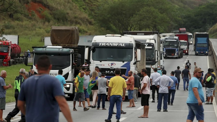 Bolsonaristas fecham rodovia em protesto