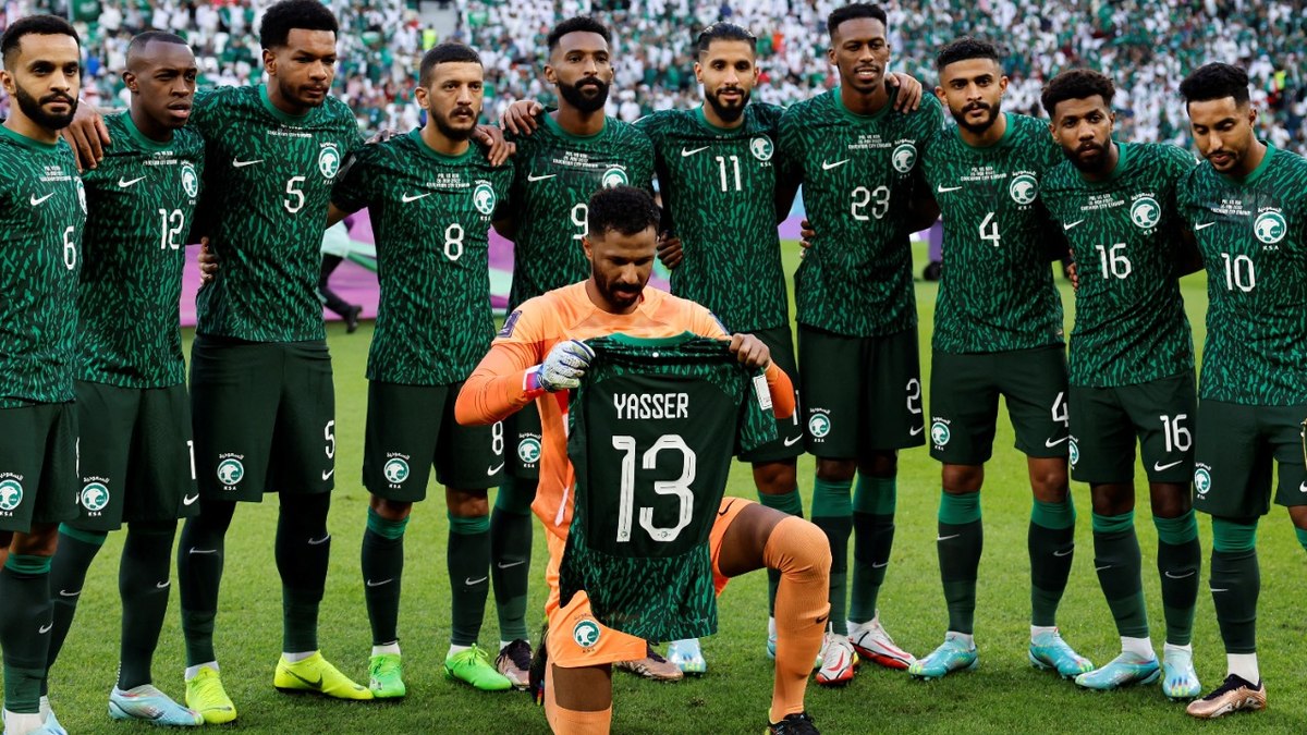 Jogadores da Arábia Saudita homenageiam lateral Yasser AlShahrani