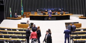 Atestado para acompanhar filho doente avança no Congresso