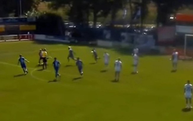 Fettkenhauer, Blau-Weiss Hollage, marcou de bicicleta apenas nove segundos após o início da partida contra o SV Altenoythe Fettkenhauer, Blau-Weiss Hollage, marcou de bicicleta apenas nove segundos após o início da partida contra o SV Altenoythe