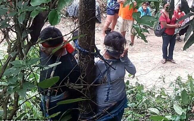 Família amarrada em árvore com formigas venenosas foi resgatada pela polícia local, mas a mãe não resistiu aos ferimentos 