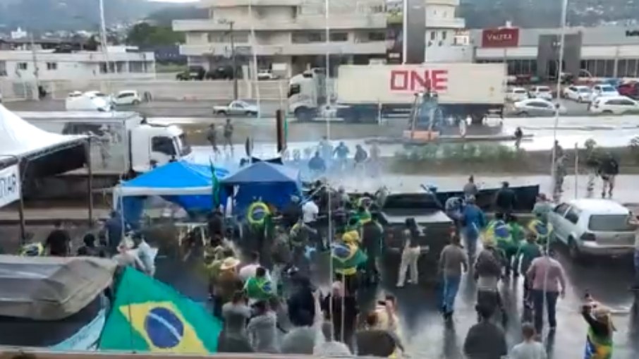 Bolsonaristas atacam agentes da PRF em Santa Catarina