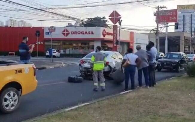 Motorista avança o sinal vermelho e causa acidente na Norte-Sul, em Campinas