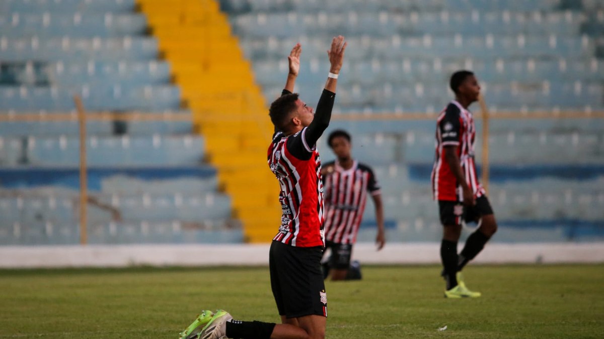 Guarulhense Vinícius Caveira em agradecimento após a partida de estreia em São Carlos.