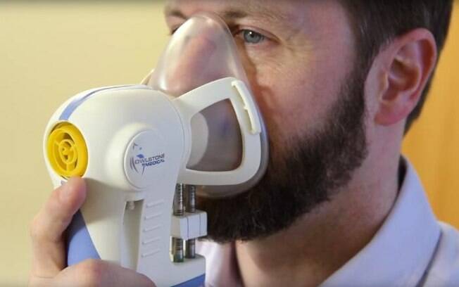 Novo aparelho que promete detectar câncer e outras doenças lembra um bafômetro