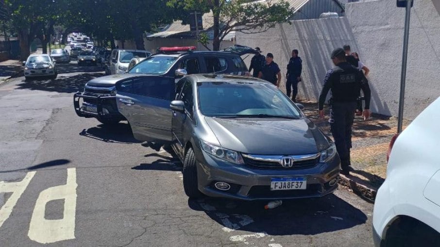 O veículo Civic cinza estava cadastrado no sistema se Monitoramento Veicular de Campinas, por ser utilizado para a prática de estelionato.