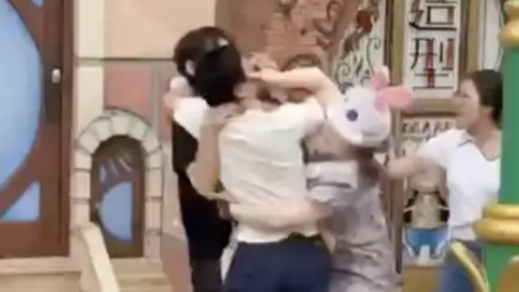 Casal%20com%20beb%C3%AA%20arranja%20confus%C3%A3o%20e%20troca%20socos%20ap%C3%B3s%20%22fura-fila%22%20na%20Disney
