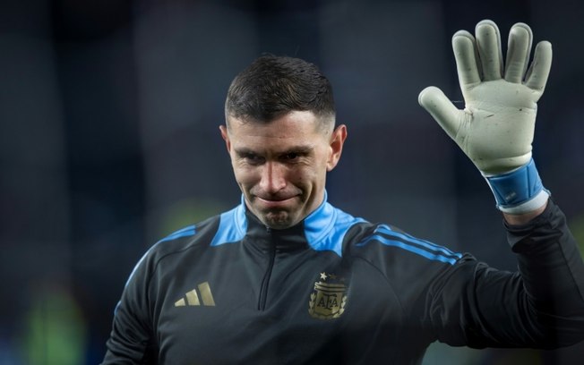 O goleiro Emiliano Martínez, da seleção argentina, acena para a torcida antes do amistoso contra El Salvador, em 22 de março de 2024, na Filadélfia