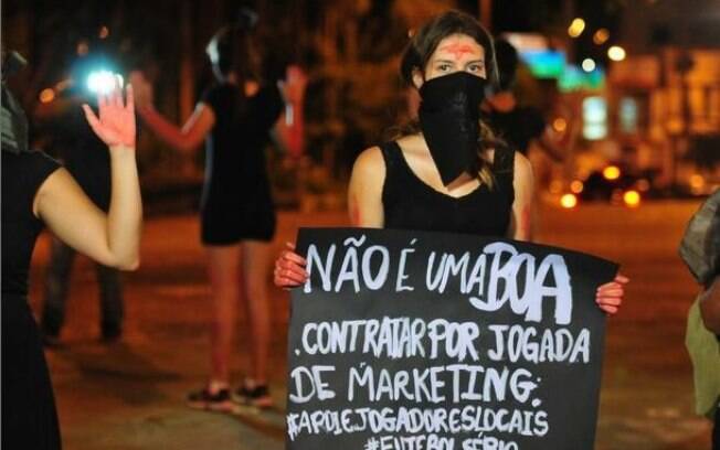Mulheres fizeram ato de protesto contra Bruno no Boa Esporte