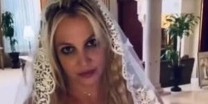 Britney Spears é advertida por beber e fumar em voo, diz site