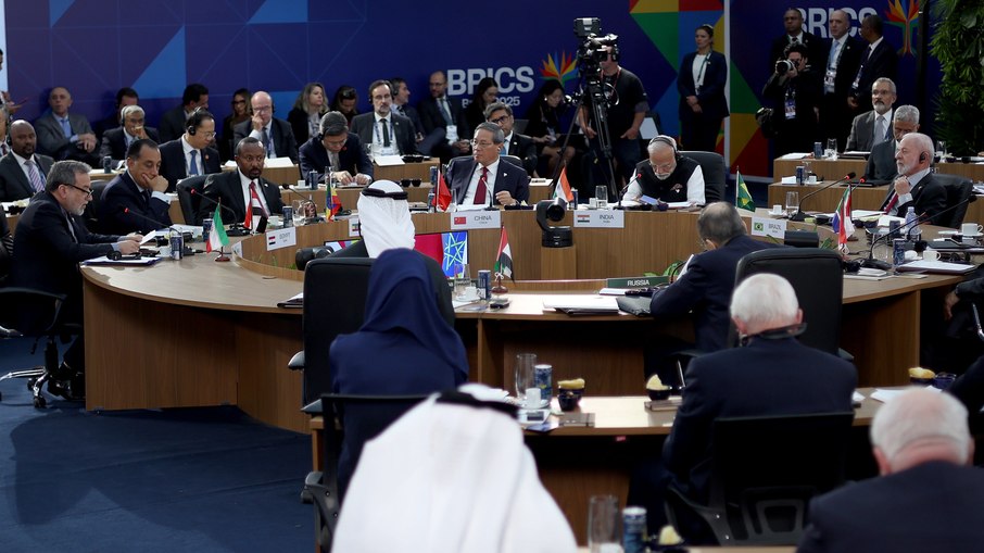 Reunião de líderes e representantes dos países que formam o BRICS