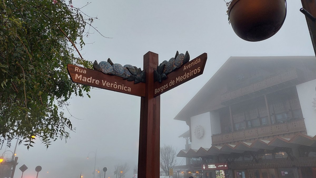 Avenida Borges de Medeiros é uma das principais de Gramado (RS)