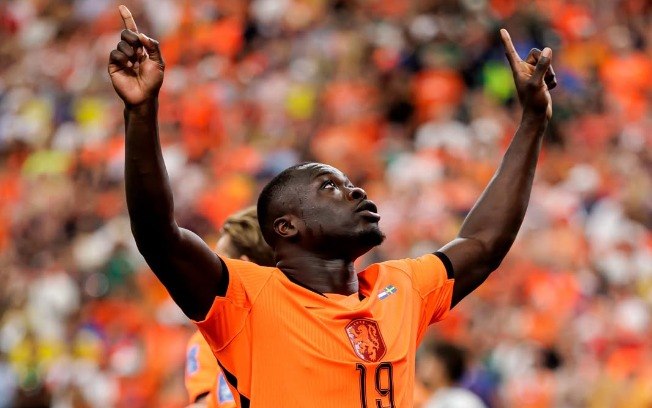 Brobbey comemora gol marcado contra a Suécia
