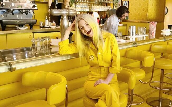 Ella London transformou a cor amarela em um estilo de vida e usa apenas esse tom para escolher roupas e acessórios