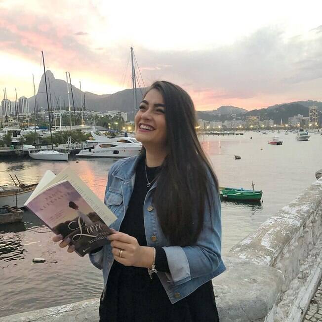 Paola Aleksandra sempre gostou do romance de época, antes mesmo de ser escritora Paola Aleksandra sempre gostou do romance de época, antes mesmo de ser escritora