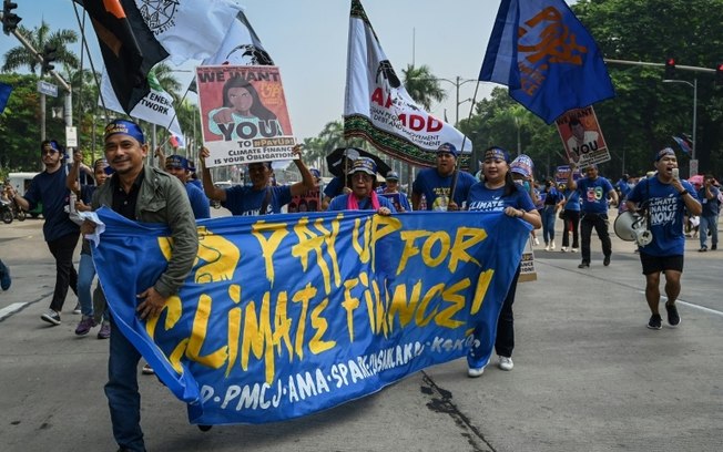 Uma manifestação em Manila em 11 de junho de 2024 pede aos líderes do G7 que financiem as políticas ambientais dos países subdesenvolvidos
