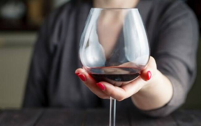O álcool dá inchaço e pode piorar os resultados de tratamentos estéticos