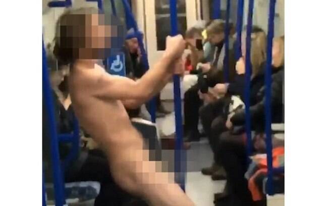Daniella Vieco flagrou um homem pelado, em uma performance de pole dance, no metrô da cidade de Londres