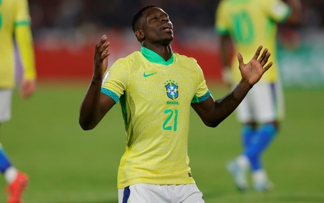 Luiz Henrique comemora o gol da vitória do Brasil contra o Chile nas Eliminatórias Sul-Americanas para a Copa do Mundo de 2026, no dia 10 de outubro de 2024, em Santiago