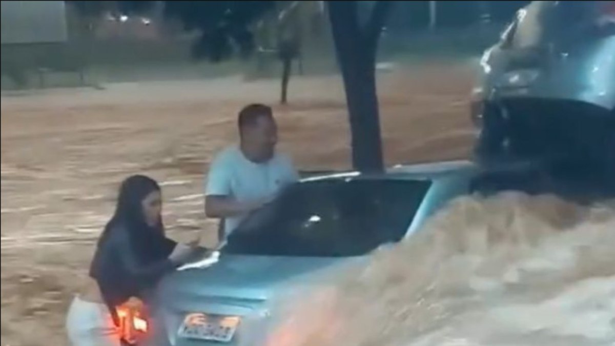 Vídeo mostra momento que influencer é arrastada pela chuva