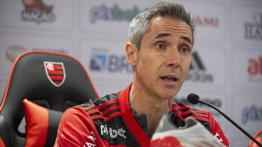 Paulo Sousa 'barra' acesso de funcionários ao treino do Flamengo