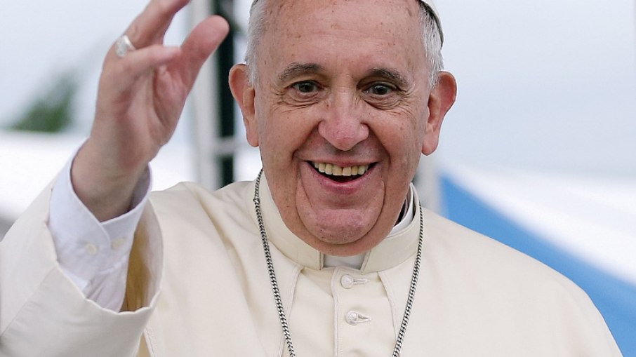 Papa chama católicos LGBTfóbicos de 'fracos' e defende mulheres trans