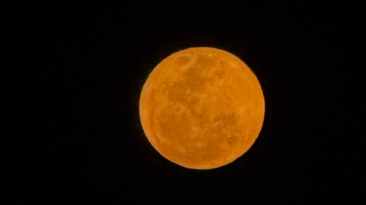 A superlua azul — que de azul não teve nada — iluminou o céu na noite de segunda-feira (19) em diversas cidades do Brasil