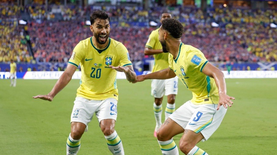 Paquetá e Matheus Cunha comemoram gol contra Escócia