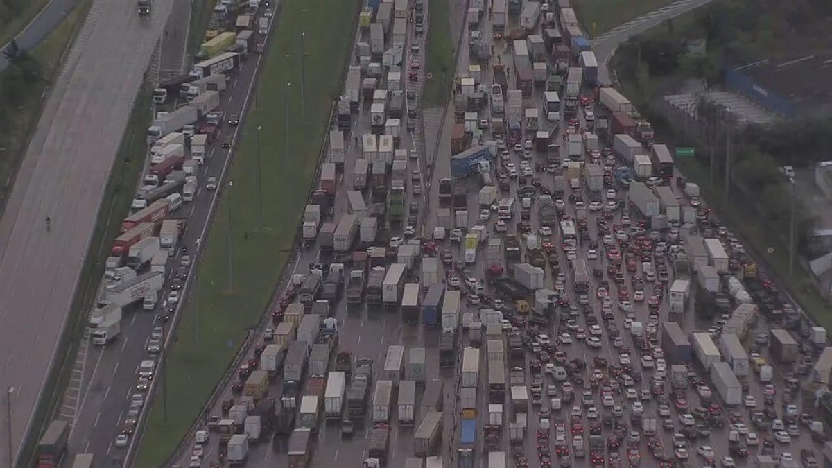 Bolsonaristas interditam trechos de rodovias de SP e da Tietê