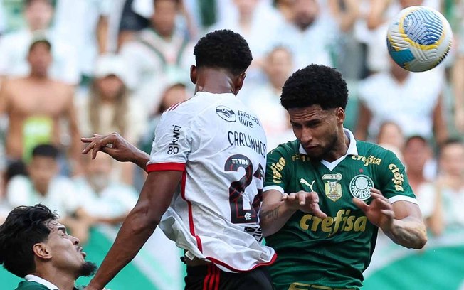 Murilo, do Palmeiras, disputa bola com o atacante flamenguista Carlinhos