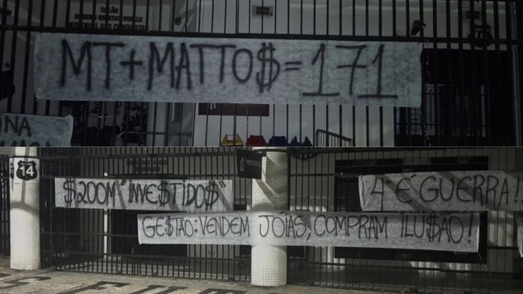 Torcida do Santos protesta contra presidente do clube e Mattos