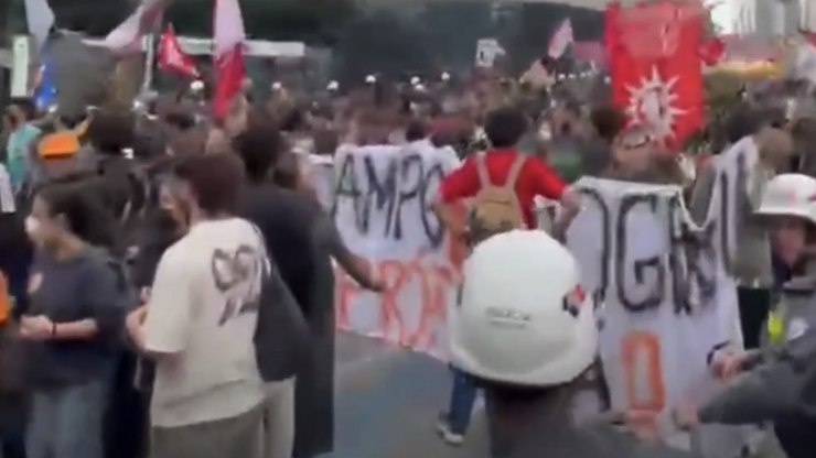 Estudantes e sindicalistas realizam ato contra o governo paulista
