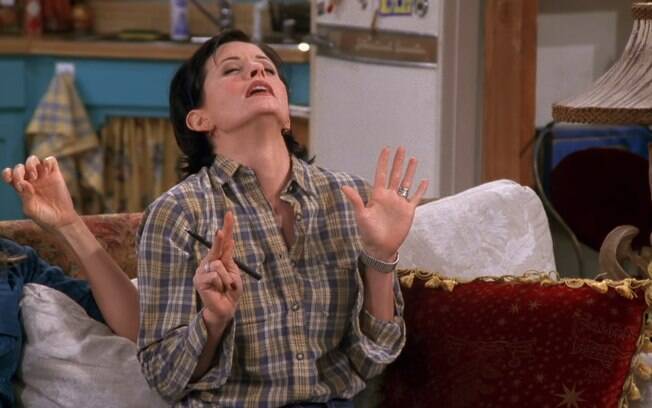 Em Friends, Monica ensina Chandler quais são as zonas erógenas femininas para que ele conquiste a namorada na cama