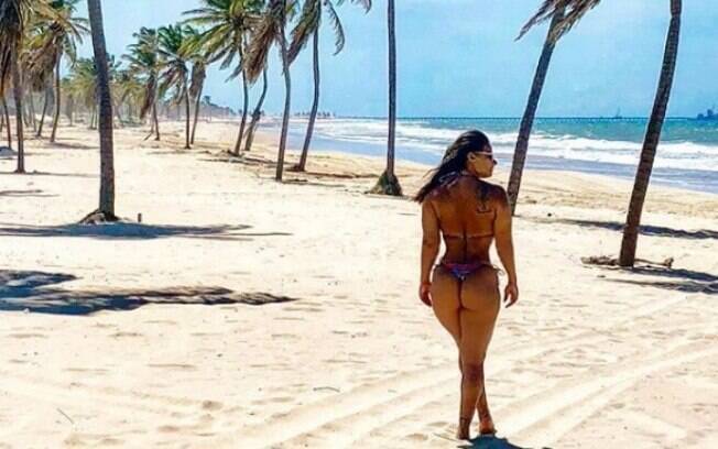 Viviane Araújo arrasa na web ao posar sensual e exibir bumbum turbinado usando biquíni fio dental durante férias em uma praia do Ceará